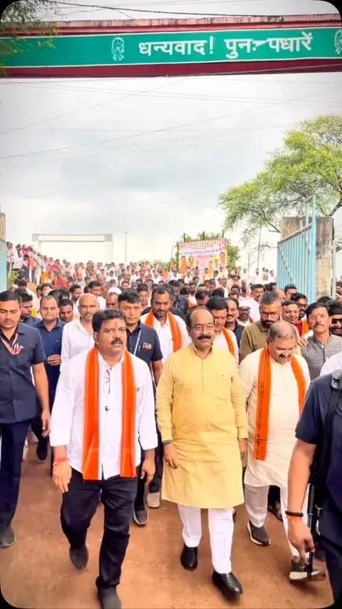 उप मुख्यमंत्री श्री अरुण साव एवं उप मुख्यमंत्री श्री विजय शर्मा ने कवर्धा में ₹54 करोड़ की लागत से बनने वाली 7.8 किमी 4 लेन सड़क एवं डिवाइडर निर्माण का भूमिपूजन किया।
सड़क के साथ रायपुर-बिलासपुर मार्ग पर भव्य प्रवेश द्वार बनेंगे, जिससे आवागमन सुगम होने के साथ कवर्धा की धार्मिक एवं सांस्कृतिक पहचान को नया स्वरूप मिलेगा।
#Kawardha #FourLaneRoad #InfrastructureDevelopment #Kabirdham