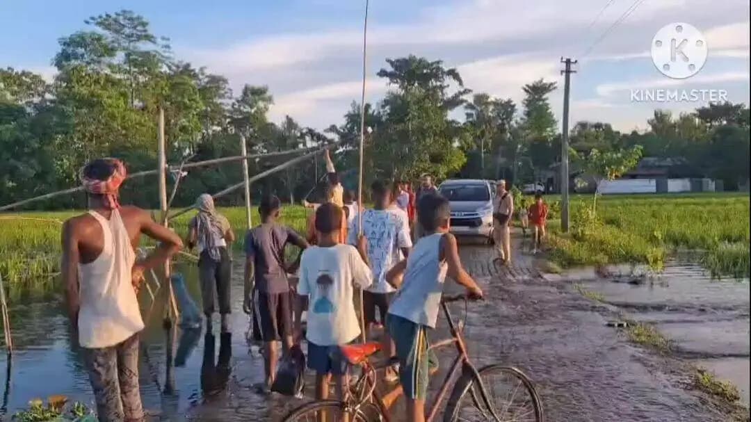 নগাঁও: নগাঁও জিলাৰ ৰূপহীহাটত নিৰ্বাচনৰ প্ৰচাৰ সময়তে মাছ ধৰাৰ আনন্দ উপভোগ কৰিলে বিধায়ক ভূপেন বৰাই