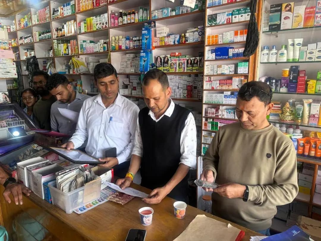 टिहरी: नई टिहरी में मेडिकल स्टोर्स का औचक निरीक्षण, अनियमितता मिलने पर प्रतिष्ठान सील