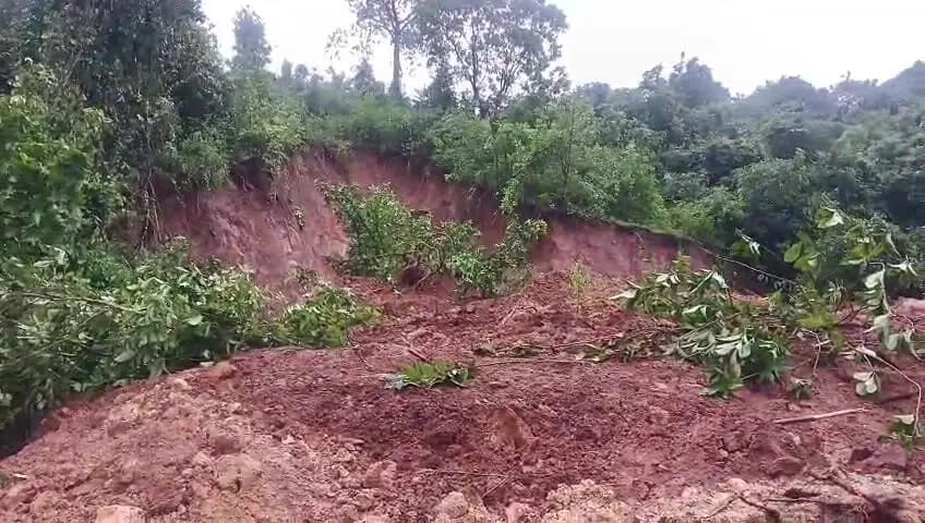 ଜୟପୁର: କୋରାପୁଟ–ବୋରିଗୁମା ରାସ୍ତା ବନ୍ଦ: ଘୋଡ଼ାଦରା ଘାଟିରେ ଭୂସ୍ଖଳନ