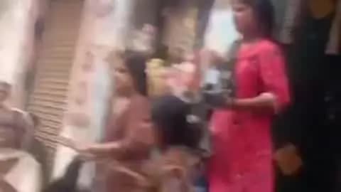 बुढ़ाना: कस्बे के मोहल्ला पश्चिमी पछाला में दो पक्ष की महिलाओं के बीच मारपीट का वीडियो सोशल मीडिया पर वायरल, पुलिस जांच में जुटी