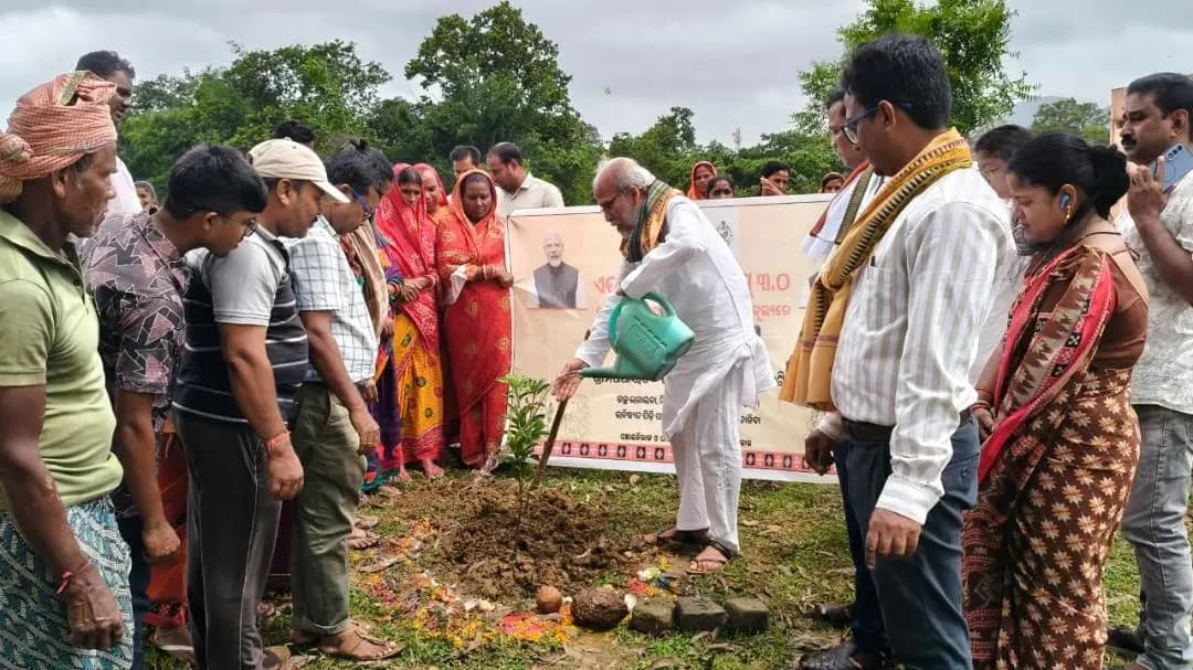 ନୀଳଗିରି: ନୀଳଗିରି ଜାମୁଡ଼ିହା ବିଦ୍ୟାଳୟରେ ବୃକ୍ଷରୋପଣ କଲେ ସାଂସଦ ପ୍ରତାପ ଷଡ଼ଙ୍ଗୀ