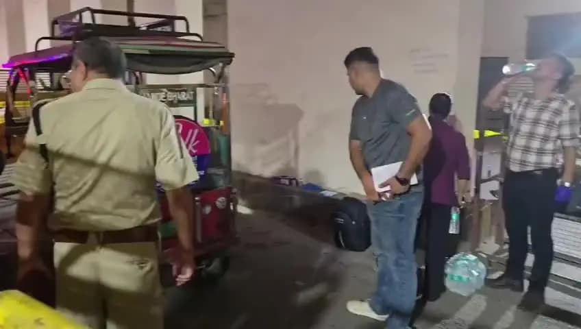 यमुना विहार: दिल्ली में ई-रिक्शा रोककर महिला से लूट का प्रयास, विरोध करने पर युवक की चाकू मारकर हत्या, 2 घायल