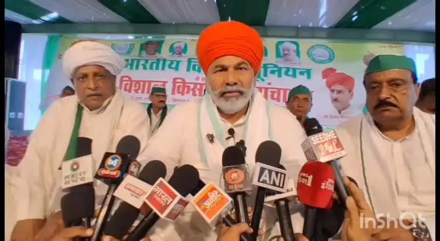 उरई: किसान महापंचायत में राकेश टिकैत बोले- किसानों की आय दुगनी नहीं, कर्ज़ चार गुना बढ़ गया, बुंदेलखंड के लिए मांगा अलग पैकेज