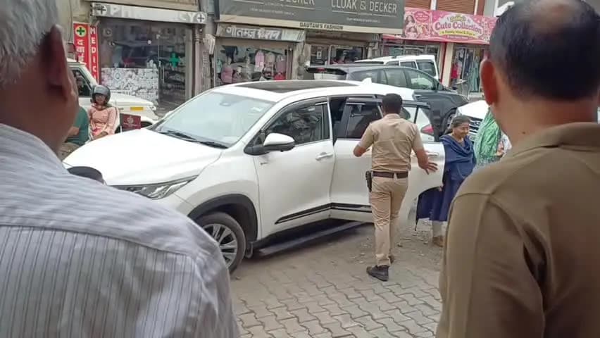कालका: पिंजौर मेन मार्किट की बदहाल सड़क, चालान और पार्किंग की समस्या से व्यापारी परेशान
टूटे सड़क के पत्थर से ज्वेलर्स शोरूम का
