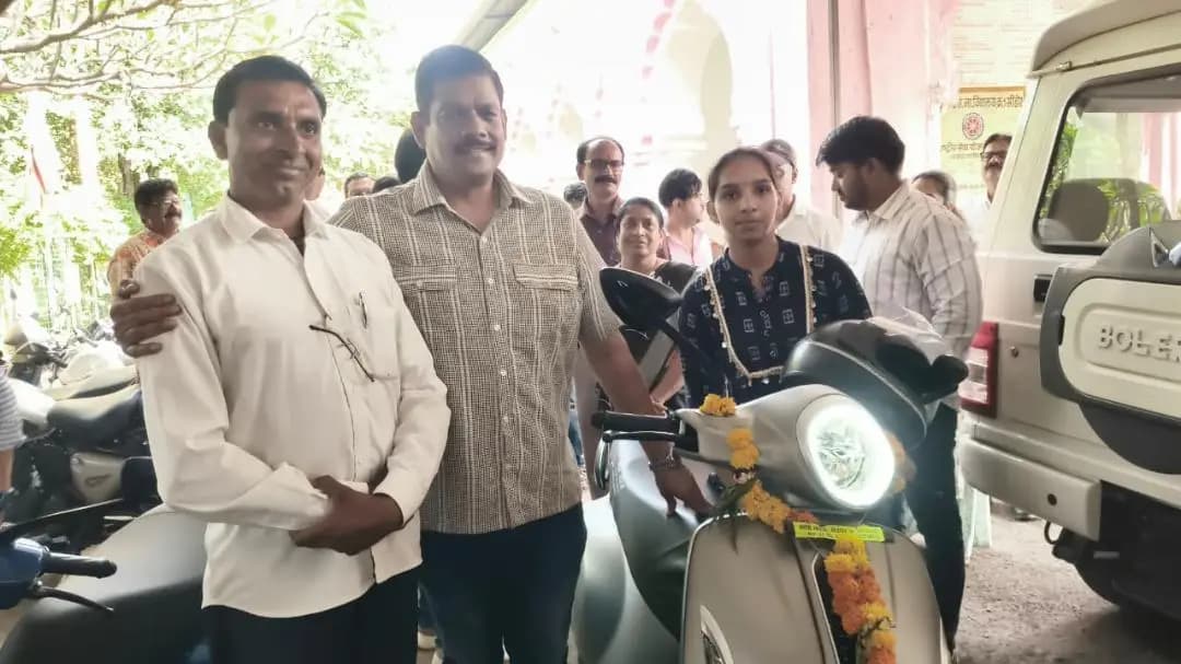 सीहोर नगर: सीहोर में विधायक सुदेश राय ने मेधावी छात्र-छात्राओं को दी चेतक स्कूटी