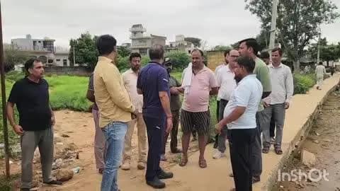 बाड़ी: जलभराव के बीच पहुंचे चेयरमैन सिंघल, तीन घंटे मौके पर खड़े रहकर खुलवाया बंद नाला