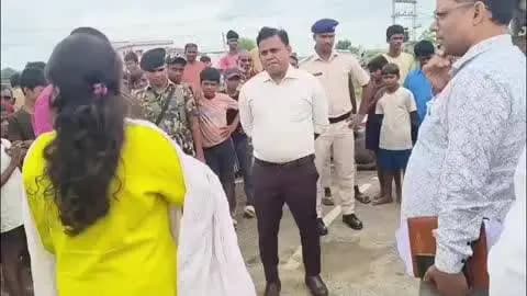 शेखपुरा: शेखपुरा के मसर पंचायत में डीएम ने नारियल योजना का निरीक्षण कर गड़बड़ी पर संवेदक को कड़ी फटकार लगाई