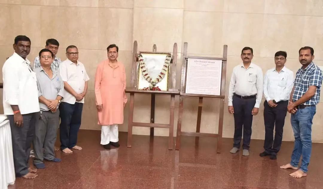 मुंबई उपनगर: पंडित दीनदयाळ उपाध्याय जयंतीनिमित्त मंत्रालयात पुष्पहारानं अभिवादन