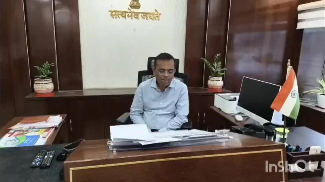 जांजगीर: गंगरेल बांध से लगातार पानी छोड़े जाने और बारिश के मद्देनज़र कलेक्टर ने अधिकारियों को अलर्ट रहने के दिए निर्देश