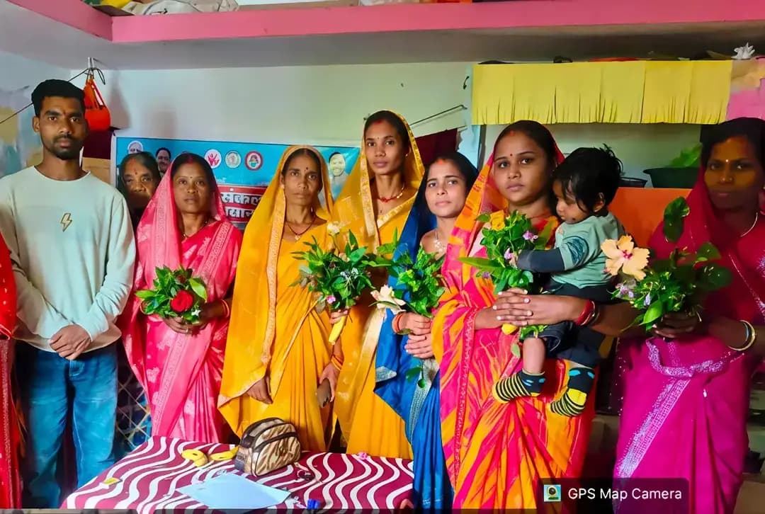 सेवा संकल्प अभियान के तहत ‘आंगन मिलन’ की शुरुआत
कोरिया जिले के आंगनवाड़ी केन्द्रों में ‘आंगन मिलन सेवा कार्यक्रम’ का शुभारंभ हुआ। कार्यक्रम के माध्यम से पोषण, मातृ एवं शिशु स्वास्थ्य और महिला एवं बाल विकास विभाग की योजनाओं को लेकर जागरूकता बढ़ाई जा रही है।
* जनप्रतिनिधियों, ग्रामीणों, आंगनवाड़ी कार्यकर्ताओं एवं हितग्राहियों की सहभागिता
* स्वस्थ शिशु एवं जागरूक माता का सम्मान
* मुनगा पौधरोपण के साथ पोषण का संदेश
* पोषण एवं स्वास्थ्य विषयों पर संवाद
आंगन से जुड़ रहा समुदाय, मजबूत हो रहा पोषण और स्वास्थ्य का संकल्प।
#सेवा_संकल्प_अभियान #SevaSankalpAbhiyan #SevaSankalp #JanSeva #JanBhagidari ViksitChhattisgarh SevaSeVikas
