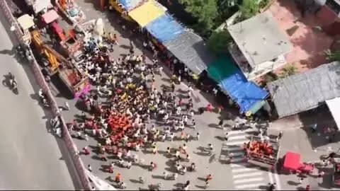 🚁👁️ आसमान से निगरानी, जमीन पर सुरक्षा!
अनंत चतुर्दशी के भव्य जुलूस पर कोटा शहर पुलिस की ड्रोन टीम “दिव्य दृष्टि” की पैनी नजर।
जुलूस के हर मार्ग, हर गतिविधि और भीड़भाड़ वाले क्षेत्रों की हवाई निगरानी के जरिए कानून-व्यवस्था एवं सुरक्षा व्यवस्था पर लगातार नजर रखी जा रही है।
🚨 हर दिशा में सतर्कता • हर पल निगरानी • हर नागरिक की सुरक्षा
कोटा शहर पुलिस — आपकी सुरक्षा, हमारी जिम्मेदारी।
#KotaCityPolice #दिव्यदृष्टि #अनंतचतुर्दशी #DroneSurveillance #हवाई_निगरानी सुरक्षा_व्यवस्था