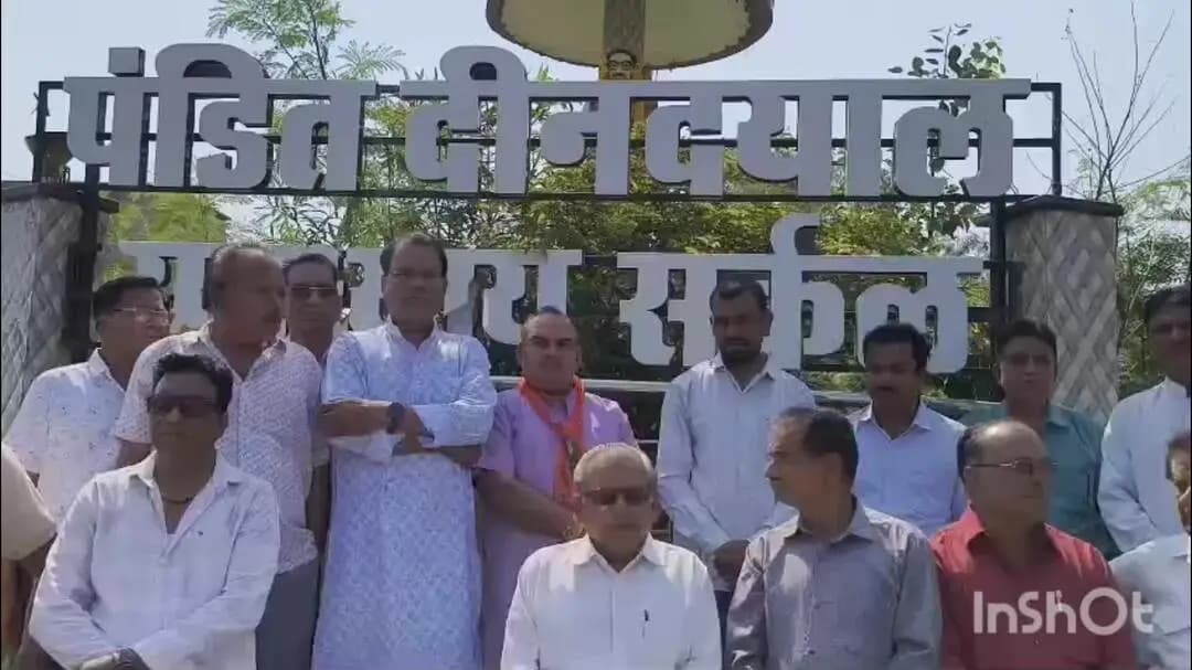 प्रतापगढ़: दीनदयाल जयंती पर भाजपा ने किया माल्यार्पण, कार्यकर्ताओं के संघर्ष को किया याद