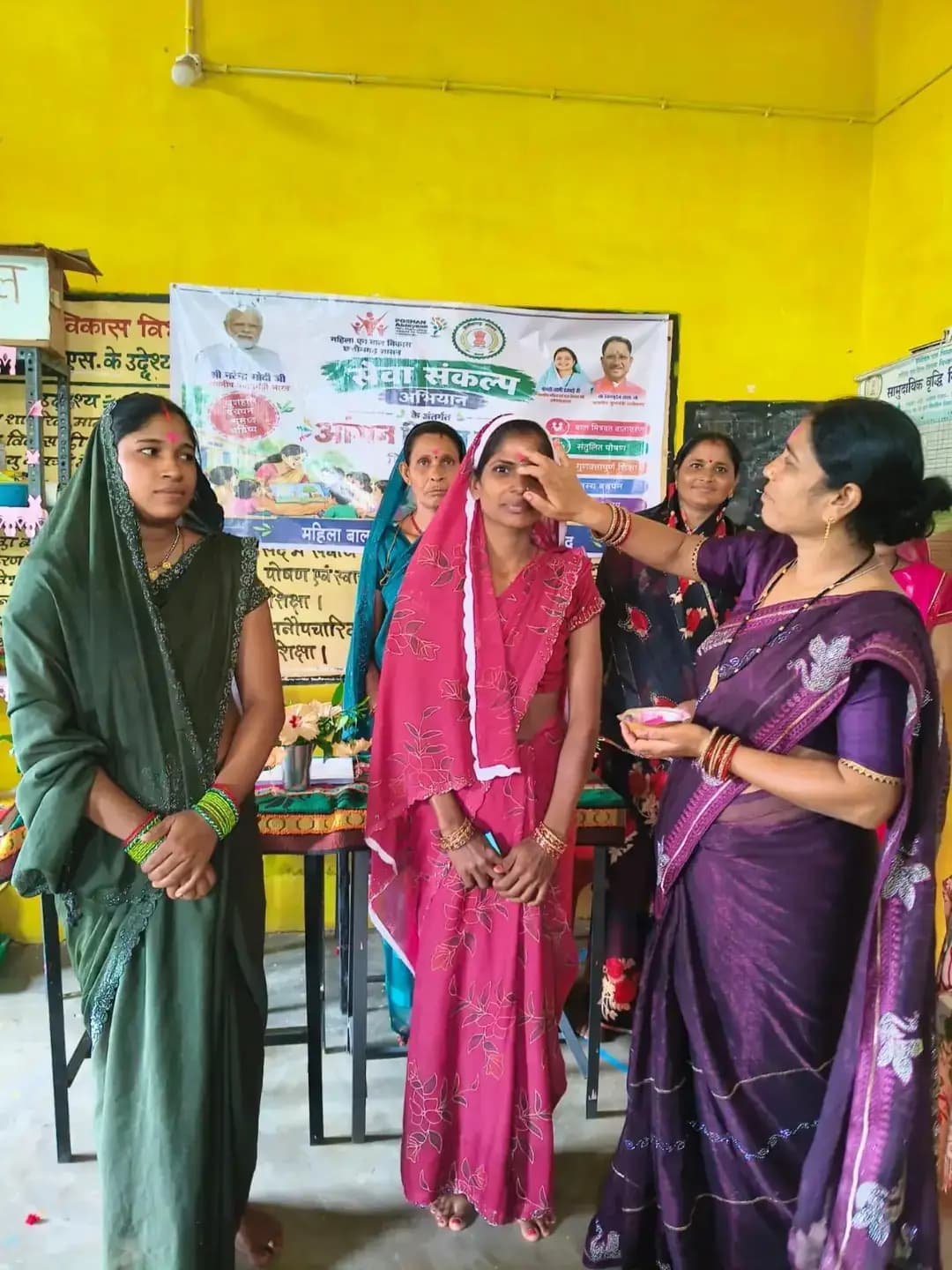 सेवा संकल्प अभियान अंतर्गत आंगन मिलन उत्सव कार्यक्रम आंगनबाड़ी केंद्र क्रमांक-03, भसेरा में आयोजित किया गया। कार्यक्रम में पंच, मितानिन, स्व-सहायता समूह की महिलाएं, ग्रामवासी एवं बच्चे उत्साहपूर्वक उपस्थित रहे।
इस आयोजन का उद्देश्य समुदाय की सहभागिता को बढ़ावा देना तथा बच्चों के पोषण, स्वास्थ्य एवं समग्र विकास के प्रति जागरूकता को मजबूत करना है।
सामुदायिक सहभागिता से सशक्त बचपन और स्वस्थ समाज की ओर एक सार्थक कदम।
#सेवा_संकल्प_अभियान #आंगन_मिलन_उत्सव #आंगनबाड़ी #पोषण #Gariyaband
