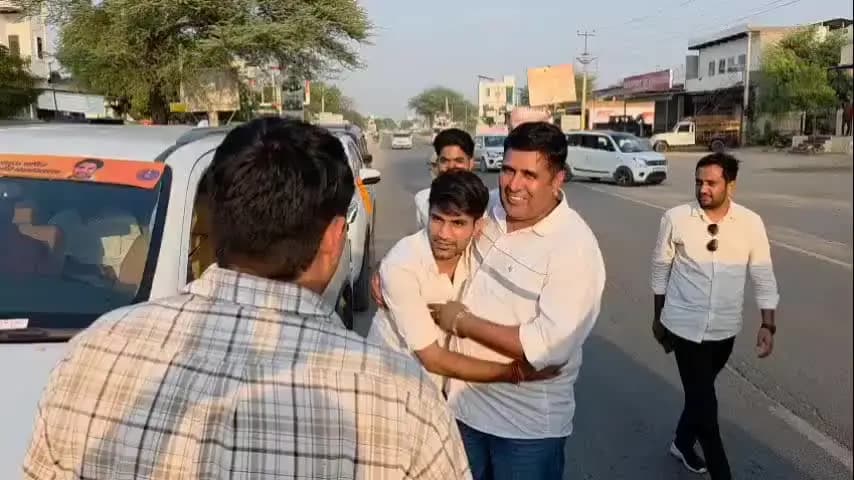 राजगढ़: दिल्ली विश्वविद्यालय चुनाव में जीत के बाद लक्ष्यराज सिंह राठौड़ पहुंचे, राजगढ़ में जगह-जगह पुष्पवर्षा से हुआ भव्य स्वागत