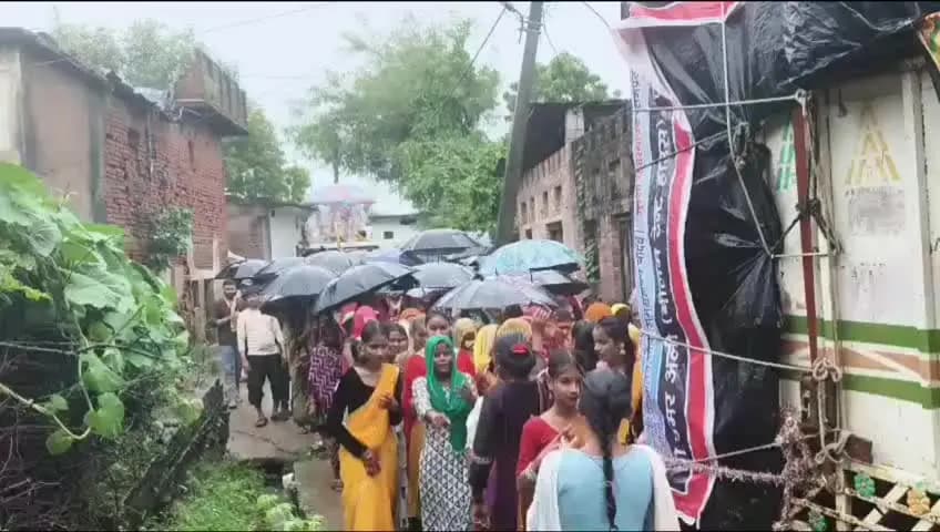 बबेरू: बबेरू में भारी बारिश के बीच गणेश प्रतिमाओं का विसर्जन, डीजे की धुन पर श्रद्धालु झूमे