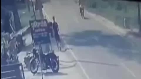 मनकापुर: बाइक सवार प्रिंसिपल की सड़क हादसे में मौत, CCTV में कैद हुई टक्कर