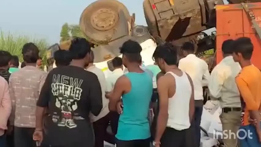बिसौली: कंजुआ गांव के पास गंगा एक्सप्रेसवे पर चावल से भरा 18 टायर ट्रक पलटा, चालक और हेल्पर फंसे
