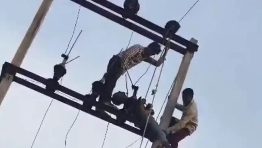 छोटी सरवन: कालाखेत गांव में अवैध विद्युत कनेक्शन जोड़ते समय 35 वर्षीय युवक डीपी पर चिपकने से हुई मौत, शव मोर्चरी में रखा