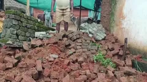 କେନ୍ଦୁଝର ସଦର: ଲଗାଣ ବର୍ଷାରେ "ଖପରାଖାଇ" ଗ୍ରାମରେ ଲମ୍ବୋଦର ମହାନ୍ତ ଓ ରମଣୀ ମହାନ୍ତ ଙ୍କର କାନ୍ଥ ଭୂଷୁଡି ଘର ଭାଙ୍ଗି ଯାଇଛି