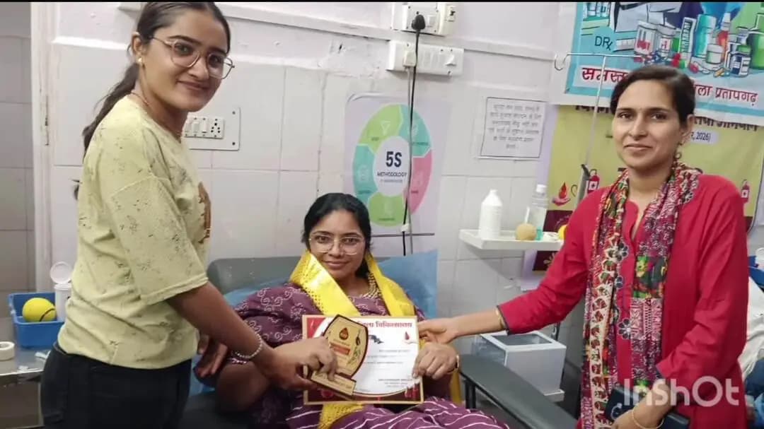 प्रतापगढ़: फार्मासिस्ट दिवस पर 30 यूनिट रक्तदान, 'फार्मा दर्पण' पत्रिका का हुआ विमोचन