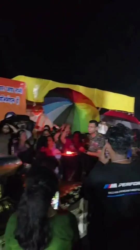 #बालाघाट
बारिश की फुहारों के बीच गणपति बप्पा को दी विदाई । इस पावन अवसर पर कलेक्टर श्री कुमार सत्यम एवं पुलिस अधीक्षक श्री आदित्य मिश्रा ने मूर्ति विसर्जन स्थल में बप्पा की आरती कर उन्हें भावभीनी विदाई दी गई।
#JansamparkMP