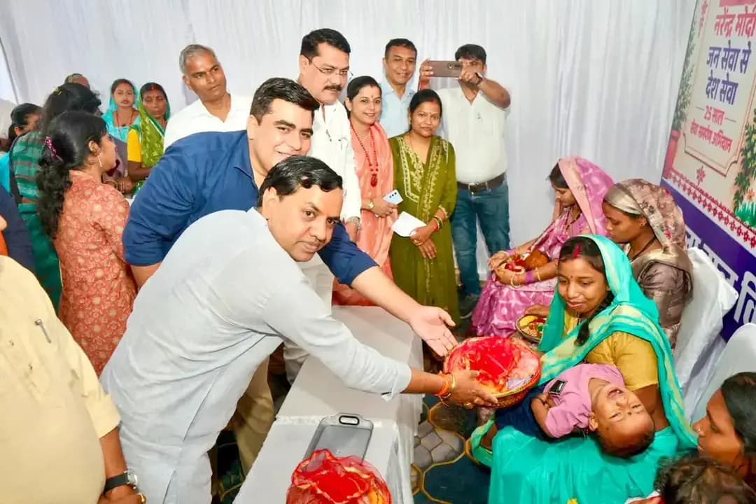 सेवा संकल्प अभियान के अंतर्गत जिले में आज “आंगन मिलन सेवा सम्मान” कार्यक्रम का शुभारंभ किया गया।
कार्यक्रम के दौरान बच्चों के पोषण, स्वास्थ्य, देखभाल एवं प्रारंभिक बाल्यावस्था शिक्षा में महत्वपूर्ण भूमिका निभाने वाली आंगनबाड़ी कार्यकर्ताओं, सहायिकाओं एवं मितानिनों को सम्मानित किया गया।
कलेक्टर श्री कुणाल दुदावत की अध्यक्षता में आयोजित कार्यक्रम में स्थानीय पार्षद श्री नरेंद्र देवांगन, गोपाल मोदी,प्रीति स्वर्णकार सहित अन्य जनप्रतिनिधि, गणमान्य नागरिक, आंगनबाड़ी कार्यकर्ता, सहायिकाएं, मितानिन, महिलाएं एवं बच्चे शामिल हुए।
📍आंगनबाड़ी केंद्र कोहड़िया चारपारा
#AanganMilanSeva
#SevaSankalpAbhiyan
#KorbaDistrict
#Chhattisgarh