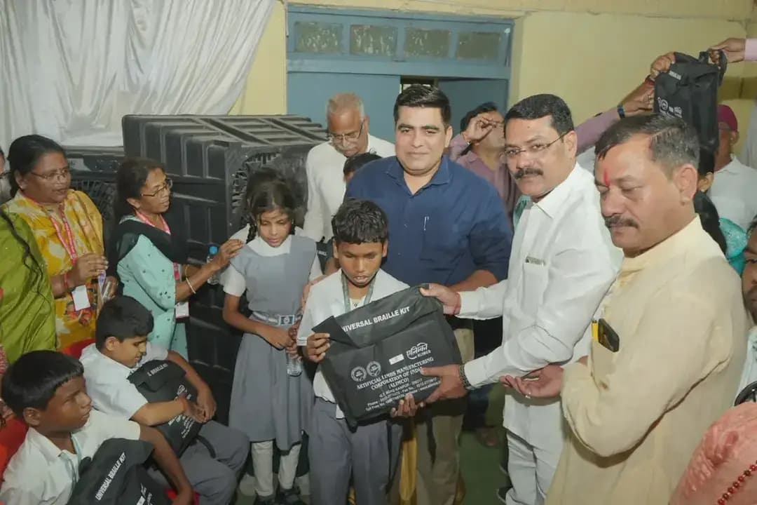 सेवा संकल्प अभियान के अंतर्गत कोरबा शहर के सीएसईबी जूनियर क्लब पूर्व में दिव्यांग सहायता शिविर का आयोजन किया गया।
शिविर में जिले के विभिन्न ग्रामों से बड़ी संख्या में दिव्यांगजन उत्साहपूर्वक पहुंचे। यहां दिव्यांगजनों का विशेष मूल्यांकन एवं परीक्षण किया गया तथा आवश्यकता के अनुसार उन्हें सहायक उपकरण, दिव्यांगता प्रमाण पत्र एवं यूडीआईडी कार्ड से संबंधित सुविधाएं उपलब्ध कराई गईं।
#SevaSankalpAbhiyan
#सेवा_संकल्प_अभियान
#KorbaDistrict
#Chhattisgarh
