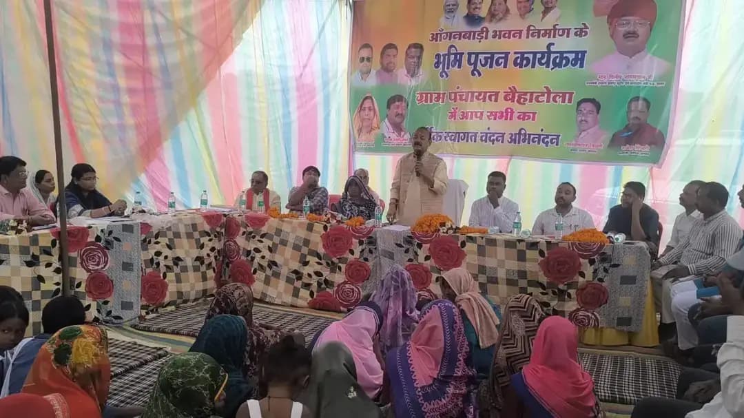 जिले के जनपद पंचायत कोतमा अंतर्गत ग्राम पंचायत बैहाटोला में 11.22 लाख रुपये की लागत से निर्मित होने वाले नवीन आंगनवाड़ी भवन का भूमिपूजन मध्यप्रदेश शासन के कुटीर एवं ग्रामोद्योग राज्यमंत्री (स्वतंत्र प्रभार) श्री दिलीप जायसवाल ने किया।
इस अवसर पर राज्यमंत्री श्री जायसवाल ने कहा कि गांवों के विकास के लिए मूलभूत सुविधाओं का विस्तार निरंतर किया जा रहा है। आंगनवाड़ी भवन गांव की महत्वपूर्ण आवश्यकता है, जिसका निर्माण निर्धारित गुणवत्ता मापदंडों के अनुरूप समय-सीमा में पूर्ण किया जाए। उन्होंने कहा कि विकास कार्यों का लाभ ग्रामीणों तक पहुंचे और पात्र परिवार शासन की योजनाओं से जुड़ें, इस दिशा में निरंतर कार्य किया जा रहा है। उन्होंने बताया कि ग्राम में नल-जल योजना, सड़क, खेत-तालाब, चौपाल, ग्रेवल मार्ग, शॉपिंग कॉम्प्लेक्स, पीएम श्री विद्यालय एवं मंगल भवन सहित विभिन्न कार्यों को आगे बढ़ाया जा रहा है। सिंचाई सुविधाओं और जल संरचनाओं के विस्तार से किसानों को लाभ पहुंचाने के प्रयास भी किए जा रहे हैं।
राज्यमंत्री ने कहा कि प्रधानमंत्री आवास योजना, प्रधानमंत्री किसान सम्मान निधि, संबल, उज्ज्वला, लाड़ली बहना, लाड़ली लक्ष्मी योजना तथा खाद्यान्न पर्ची सहित विभिन्न जनकल्याणकारी योजनाओं का लाभ पात्र हितग्राहियों तक पहुंचाया जा रहा है। वंचित पात्र परिवारों को योजनाओं से जोड़ने के साथ विद्यार्थियों को साइकिल, लैपटॉप और छात्रवृत्ति जैसी सुविधाएं भी उपलब्ध कराई जा रही हैं। उन्होंने कहा कि शासन की योजनाओं और विकास कार्यों का उद्देश्य समाज के अंतिम व्यक्ति तक सुविधाएं और लाभ पहुंचाना है। इसके लिए निर्माण कार्यों की गुणवत्ता तथा समयबद्धता पर विशेष ध्यान दिया जाना आवश्यक है।
कार्यक्रम में राज्यमंत्री श्री दिलीप जायसवाल ने लाड़ली लक्ष्मी योजना के अंतर्गत संवि मेहरा एवं दिव्यांशी को प्रमाण-पत्र प्रदान किए।
इस अवसर पर जनपद पंचायत कोतमा की मुख्य कार्यपालन अधिकारी सुश्री शीतल ठाकुर सहित सचिव, सरपंच, जनप्रतिनिधिगण एवं आम नागरिक उपस्थित रहे।
#सेवा_संकल्प_अभियान #SevaSankalpAbhiyan #anuppur