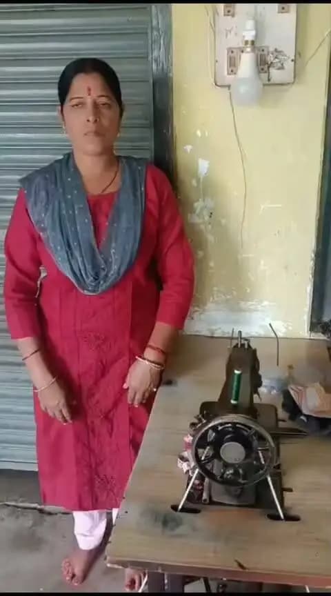 कहानी बदलाव की।
अनूपपुर जिले के वार्ड नंबर 12 बिजुरी की हितग्राही श्रीमती हेमलता पटेल को प्रधानमंत्री स्वनिधि योजना का लाभ मिला जिससे वह सिलाई मशीन लाकर खुद का व्यापार प्रारंभ किया तथा आत्मनिर्भर बनी। इस हेतु उन्होंने देश के प्रधानमंत्री श्री नरेंद्र मोदी एवं प्रदेश के मुख्यमंत्री डॉ. मोहन यादव का धन्यवाद ज्ञापित किया।
#sevasankalpabhiyan #सेवा_संकल्प_अभियान #anuppur