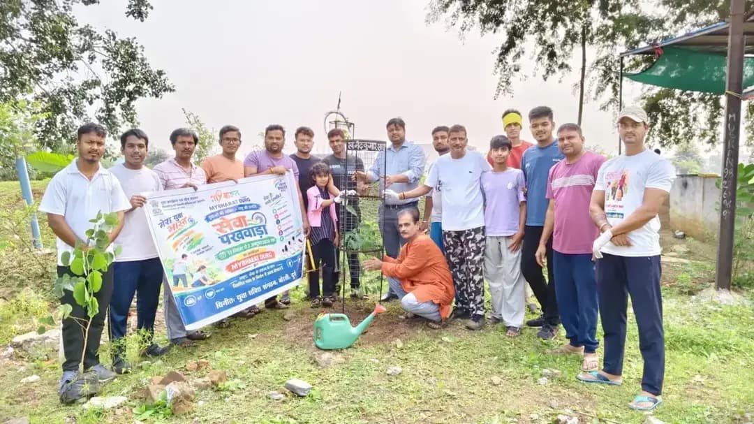 सेवा संकल्प अभियान
‘मेरा युवा भारत’ (MYBharat) के अंतर्गत सेवा संकल्प अभियान के तहत युवा शक्ति संगठन बोरसी ने वार्ड क्रमांक 52, बोरसी में स्वच्छता अभियान एवं पौधारोपण किया।
युवाओं ने श्रमदान कर तालाब परिसर की साफ-सफाई की और 4 छायादार एवं फलदार पौधे रोपित कर उनके संरक्षण का संकल्प लिया।
स्वच्छता, पर्यावरण संरक्षण और नशामुक्ति—युवाओं का संकल्प, समाज के लिए सकारात्मक संदेश। 🙌
#सेवा_संकल्प_अभियान #sewasankalpabhiyan #MYBharat #स्वच्छता_अभियान #पौधारोपण युवा_शक्ति