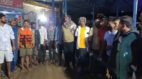 NH-30 (सोनारपाल) पर बाढ़ के तेज बहाव में ट्रकों की छत पर फंसे चालकों को रेस्क्यू टीम, पुलिस और स्थानीय ग्रामीणों ने सूझबूझ से सुरक्षित बाहर निकाल लिया है।
प्रशासन द्वारा सभी को सुरक्षित स्थान पर पहुंचाकर भोजन और पानी की व्यवस्था की गई है। संकट के समय देवदूत बनकर सामने आए सभी जांबाजों को सलाम!