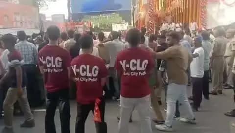 🙏 सुरक्षा और सहयोग का संकल्प, साथ निभाने का जज्बा
अनंत चतुर्दशी जुलूस के दौरान सामुदायिक पुलिस के घटकों वाई सीएलजी, सुरक्षा सखी, सीएलजी मेंबर्स द्वारा श्रद्धालुओं की सहायता, मार्गदर्शन एवं व्यवस्था बनाए रखने में महत्वपूर्ण भूमिका निभाई जा रही हैं।
🤝कोटा शहर पुलिस
#KotaCityPolice #AnantChaturdashi #CLG #SurakshaSakhi #Igpkotarang