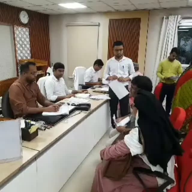 ◆◆ *"सबका सम्मान, जीवन आसान" प्रत्येक सोमवार एवं शुक्रवार को "जनता के दरबार में जिलाधिकारी" , आमलोगों की समस्या के निराकरण हेतु कार्रवाई*
◆◆ *जिलाधिकारी के आदेशानुसार आज शुक्रवार को 47 लोगों की समस्या को सुना गया तथा कार्रवाई को लेकर संबंधित अधिकारियों को दिया गया निदेश*
सारण, 25 सितंबर 2026
◆ सप्ताह के प्रत्येक सोमवार एवं शुक्रवार को जिलाधिकारी आमलोगों से मुलाकात कर उनकी समस्या को सुन रहे हैं। "जनता के दरबार में जिलाधिकारी" कार्यक्रम प्रत्येक सोमवार एवं शुक्रवार को आयोजित किया जा रहा है।
◆ आज शुक्रवार को जनता दरबार में उपस्थित सभी 47 लोगों की समस्या को जिलाधिकारी के द्वारा सुना गया तथा कार्रवाई को लेकर संबंधित अधिकारियों को आवश्यक निर्देश दिये गये।जनता दरबार में अधिकांश मामले राजस्व एवं भूमि सुधार विभाग के थे। इसके अतिरिक्त वन स्टौप सेंटर, विद्युत, परिवहन, भू अर्जन,शिक्षा सहित बीडीओ गरखा से संबंधित मामले थे , जिनका एक एक करके निष्पादन