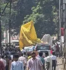 करवीर: कोल्हापुरात विसर्जनात 21 फुटी 'करवीरचा राजा' गणेशमूर्ती कोसळली