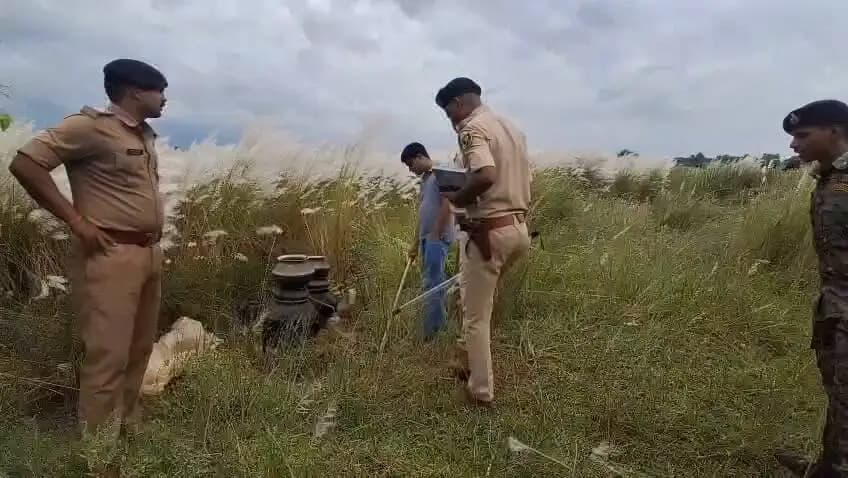 जिले में अवैध शराब के निर्माण, भंडारण, बिक्री एवं परिवहन पर पूर्णतः अंकुश लगाने हेतु 'जीरो टॉलरेंस' नीति के तहत निरंतर अभियान संचालित किया जा रहा है। इसी क्रम में आज जमुई थाना क्षेत्र अंतर्गत प्रतापपुर ग्राम स्थित कुंदर डैम के समीप काश के जंगलों में पुलिस टीम द्वारा सघन छापेमारी की गई। इस दौरान असामाजिक तत्वों द्वारा अवैध निर्माण हेतु छिपाकर रखा गया लगभग 45 लीटर फूला हुआ जावा महुआ (कच्ची शराब सामग्री) मौके पर ही पूर्णतः विनष्ट कर दिया गया। इस अवैध गतिविधि में संलिप्त असामाजिक तत्वों की पहचान कर अग्रेत्तर कार्रवाई जमुई पुलिस द्वारा किया जा रहा है।
जिला प्रशासन एवं जिला पुलिस की पैनी नजर जिले के प्रत्येक दुर्गम एवं संवेदनशील क्षेत्रों पर बनी हुई है, अतः अवैध शराब के कारोबार में किसी भी रूप में संलिप्त व्यक्तियों के विरुद्ध बिना किसी ढिलाई के सख्त दंडात्मक कार्रवाई सुनिश्चित की जाएगी। जिले में शांति, सुरक्षा एवं सुदृढ़ विधि-व्यवस्था बनाए रखना जिला प्रशासन की सर्वोच्च प्राथमिकता है, अतः आम नागरिकों से अनुरोध है कि किसी भी प्रकार की अवैध गतिविधि की सूचना तत्काल स्थानीय पुलिस और जिला प्रशासन को दें।
Information & Public Relations Department, Government of Bihar
General Administration Department, Govt. of Bihar Home Department, Govt. of Bihar
#BiharPolice
Jamui Police
#CMSamrat
#samratchoudhary
#JamuiPolice #BiharPolice #ZeroTolerance #LawAndOrder