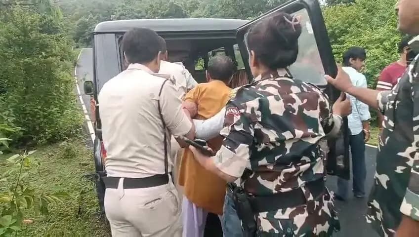 आपकी सुरक्षा, हमारी सर्वोच्च प्राथमिकता!
आज लछुआड़ थाना क्षेत्र के जन्मस्थान मार्ग पर हुई दुर्भाग्यपूर्ण सड़क दुर्घटना की सूचना मिलते ही लछुआड़ थाना की ERV-1 (112) टीम ने त्वरित कार्रवाई की। पुलिस टीम ने बिना एक पल गँवाए घटनास्थल पर पहुँचकर तीनों घायलों को तत्काल सिकंदरा अस्पताल पहुँचाया। मामले में आगे अग्रेत्तर कार्रवाई जमुई पुलिस द्वारा की जा रही है।
जिला प्रशासन और जमुई पुलिस संपूर्ण जिले में एक सुरक्षित, शांतिपूर्ण और भयमुक्त वातावरण बनाने के लिए पूरी तरह से प्रतिबद्ध है। आपातकालीन सेवा ERV 112 हर परिस्थिति में आपकी सहायता के लिए 24 घंटे तत्पर है। हादसा, सुरक्षा या किसी भी आपात स्थिति में घबराएं नहीं। तुरंत डायल करें 112 अथवा अपने स्थानीय पुलिस थाना या जिला प्रशासन को सूचित करें। आपकी एक त्वरित सूचना किसी का जीवन बचा सकती है।
Information & Public Relations Department, Government of Bihar
General Administration Department, Govt. of Bihar Home Department, Govt. of Bihar
#BiharPolice
Jamui Police
#CMSamrat
#samratchoudhary
#JamuiPolice #BiharPolice #Dial112 #EmergencyResponse #PublicSafety #InServiceOfNation