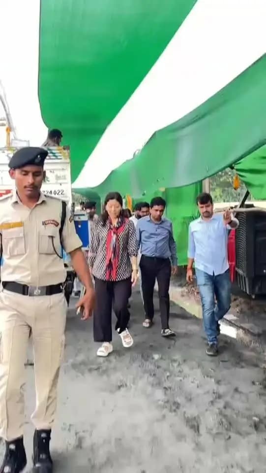🎯सूफ़ी महोत्सव की तैयारियों का जिला पदाधिकारी ने किया निरीक्षण, शेष कार्य ससमय पूर्ण करने के निर्देश; बारिश के बावजूद उत्कृष्ट आयोजन के लिए जिला प्रशासन प्रतिबद्ध
जिला पदाधिकारी, जहानाबाद श्रीमती छिरिङ वाई भूटिया ने सूफ़ी महोत्सव–2026 के आयोजन स्थल का निरीक्षण कर तैयारियों एवं व्यवस्थाओं का जायज़ा लिया।
✅ कार्यकारी एजेंसी को शेष कार्य त्वरित रूप से पूर्ण करने के निर्देश दिए।
✅ प्रतिनियुक्त पदाधिकारियों को अपने पर्यवेक्षण में कार्य ससमय पूर्ण कराने एवं सभी आवश्यक व्यवस्थाएँ सुनिश्चित करने का निर्देश दिया।
🌦️ प्रतिकूल मौसम बारिश के बावजूद जिला प्रशासन का पूरा प्रयास है कि जिलेवासियों को सूफ़ी महोत्सव का उत्कृष्ट एवं यादगार अनुभव मिले। पर्यटन विभाग, बिहार सरकार एवं जिला प्रशासन, जहानाबाद के संयुक्त तत्वावधान में आयोजित महोत्सव को हज़रत बीबी कमाल की रूहानी विरासत और सूफ़ी परंपरा के एहतराम में पूरी शान-ओ-शौकत और अक़ीदत के साथ संपन्न कराने के प्रयास जारी हैं।
📅 आज, 25 सितम्बर, 2026
🎭 अपराह्न 4:00 बजे से: स्थानीय कलाकारों की सांस्कृतिक प्रस्तुतियाँ
🌸 संध्या 6:00 बजे: चादरपोशी का कार्यक्रम
🎤 संध्या 7:30 बजे से: सुप्रसिद्ध सूफ़ी कव्वाली गायक निज़ामी बंधु की प्रस्तुति
📍 सांस्कृतिक कार्यक्रम स्थल: खेल मैदान, मध्य विद्यालय काको, जहानाबाद
🤝 जिलेवासियों एवं संगीत प्रेमियों से अपील—आइए, मोहब्बत, अमन और रूहानियत की इस महफ़िल का हिस्सा बनिए।
#सूफ़ीमहोत्सव2026 #निज़ामीबंधु #काको #जहानाबाद #विकसितभारत_समृद्धबिहार_आदर्शजहानाबाद