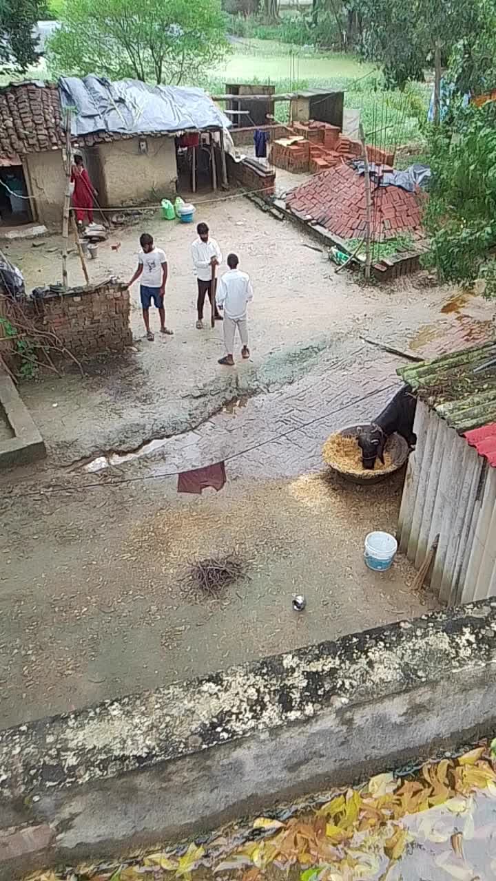 हम लोगों को आने-जाने बहुत दिक्कत हो रहा है प्रधान रोड दे नहीं रहा है हम लोग क्या करें