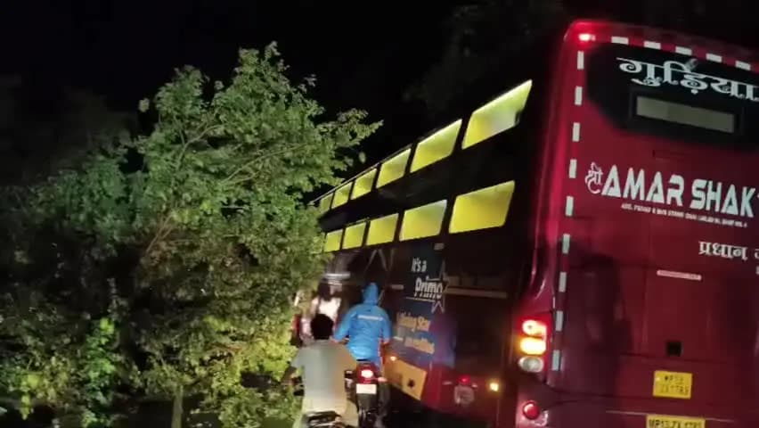 कौंच: कोंच में आशीर्वाद क्लब के सामने आंधी-बारिश में दिल्ली जा रही शताब्दी बस पर गिरा पेड़, ड्राइवर की सूझबूझ से टला हादसा