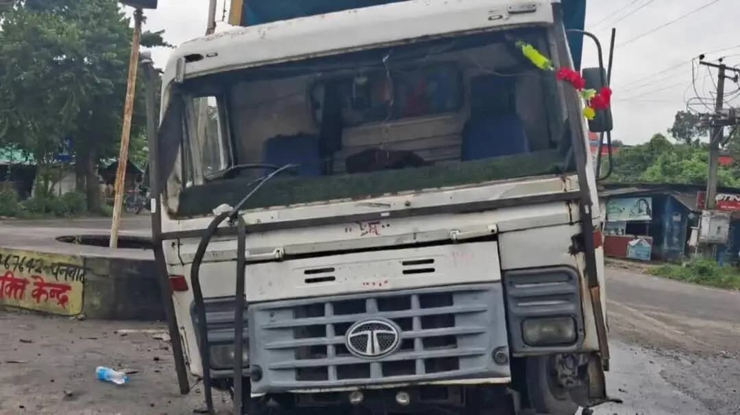 बलियापुर: भिखराजपुर हीरक प्वाइंट पर अनियंत्रित हाइवा डिवाइडर से टकराया, बड़ा हादसा टला
