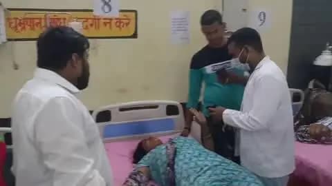 सासनी: अज्ञात कारणों से एक महिला ने विशाख्त पदार्थ का सेवन किया, हालत बिगड़ने पर अस्पताल में कराया गया भर्ती