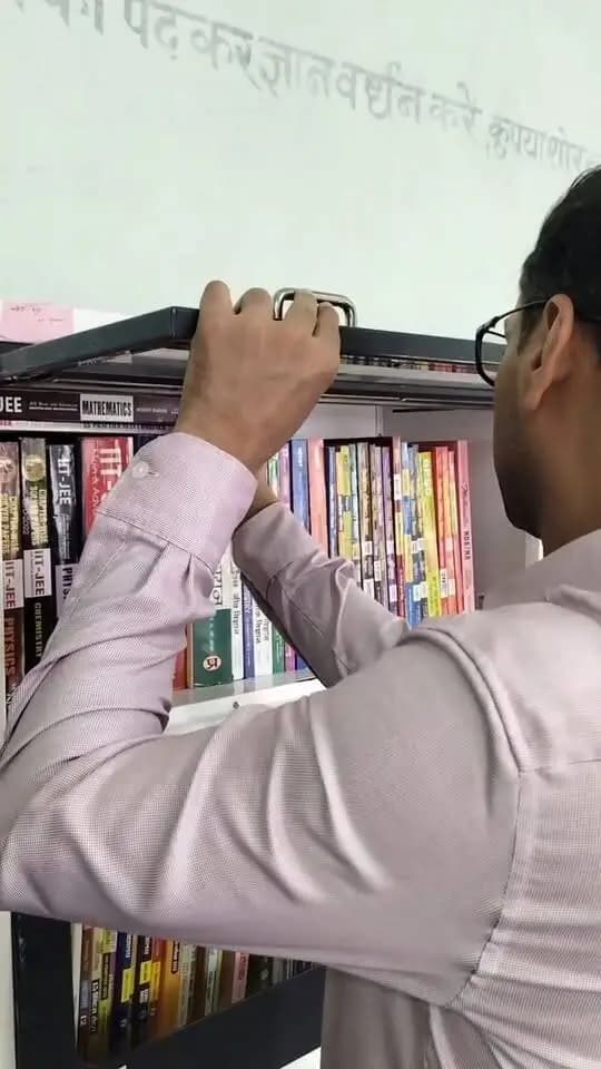 सरकारी विद्यालयों की लाइब्रेरी में IIT-JEE की किताबें… नई सोच, नई उड़ान! 📚✨
सीतामढ़ी के सरस्वती विद्या निकेतन (मॉडल स्कूल) की लाइब्रेरी में IIT-JEE की तैयारी सहित विभिन्न प्रतियोगी परीक्षाओं की महत्वपूर्ण पुस्तकें देखकर जिलाधिकारी श्री तनय सुल्तानिया ने प्रसन्नता व्यक्त की।
यह तस्वीर बदलते सरकारी विद्यालयों की है—जहाँ बेहतर संसाधन, गुणवत्तापूर्ण शिक्षा और बड़े सपनों के लिए बच्चों को बेहतर अवसर मिल रहे हैं।
अब सरकारी स्कूलों की लाइब्रेरी में किताबें सिर्फ पढ़ाई की नहीं, बच्चों के बड़े सपनों की भी साथी बन रही हैं। 📖🌱
#CMSamrat #samratchoudhary
CMO Bihar Information & Public Relations Department, Government of Bihar Bihar Education Department