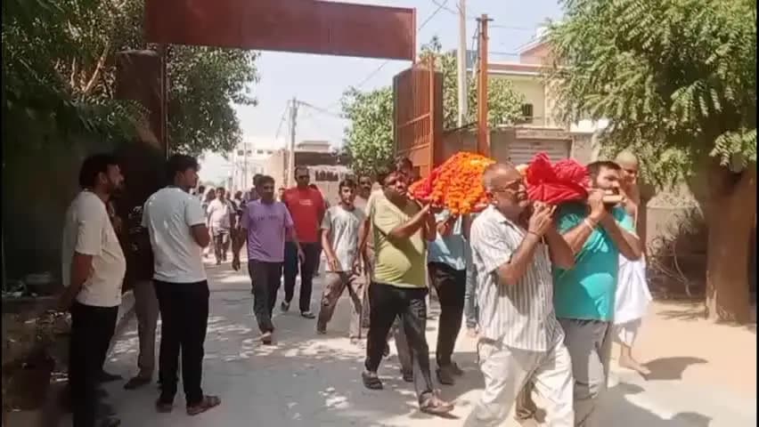 बीकानेर: बीकानेर में पति ने पत्नी को दुल्हन की तरह सजाकर दी अंतिम विदाई, शहर हुआ भावुक