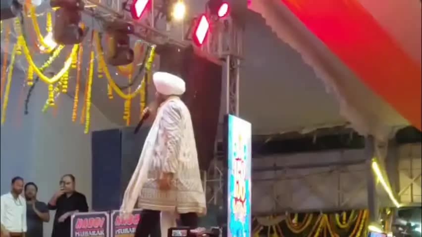 मऊरानीपुर: मऊरानीपुर में लख्खा के भजनों पर श्रद्धालु झूमे, भक्ति नाइट में देर रात तक गूंजे जयकारे