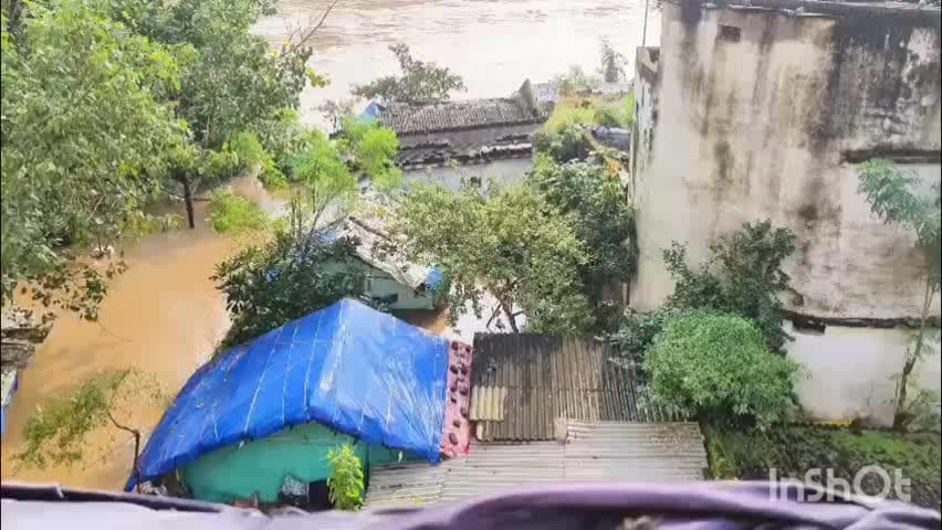 जगदलपुर: नदी तट के मोहल्लों में बाढ़ का कहर, डोंगा घाट में फंसे लोगों का रेस्क्यू, प्रवीर वार्ड और पथरागुड़ा में घर डूबे
