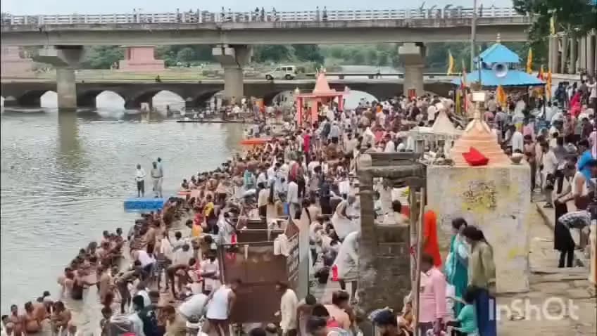 विदिशा नगर: बेतवा नदी के चरण तीर्थ घाट पर पितरों को तर्पण करने पहुंचे श्रद्धालु, दोपहर तक चली प्रक्रिया