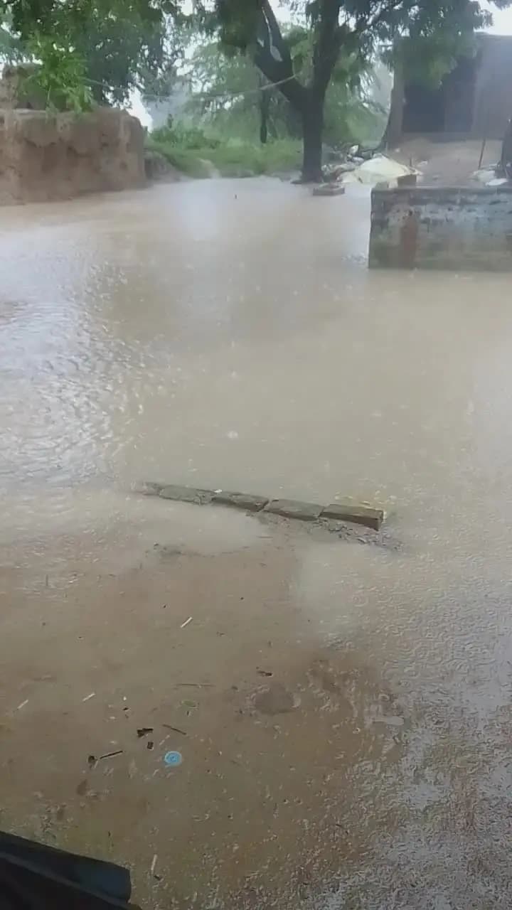 Agale 48 ghanto me barish itni ho rahi hai ki pani ghar me ghusane laga hai pradhan koi sun hee nahi raha hai ye video j