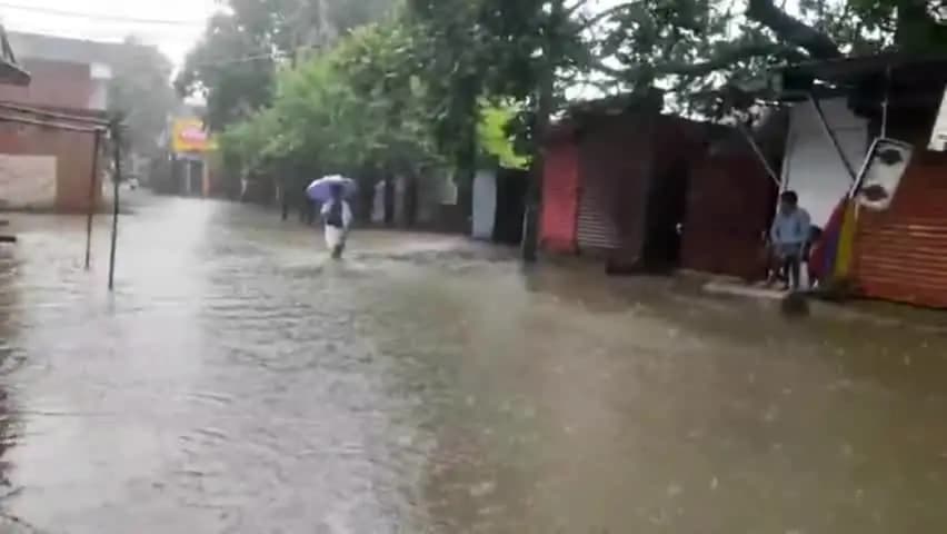 शाहबाद: शाहाबाद में 48 घंटे से लगातार बारिश के कारण जनजीवन अस्त-व्यस्त, बाजारों में सन्नाटा और सड़कों पर जल भराव