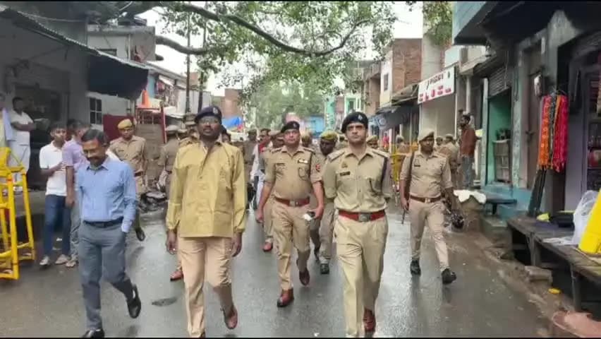 मौदहा: मौदहा में कंस मेले में डीआईजी ने किया निरीक्षण, सुरक्षा व्यवस्था परखी, महिला-बच्चों की सुरक्षा पर विशेष जोर दिया